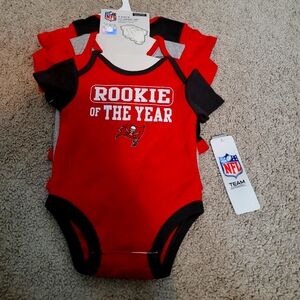 NWT Tampa Bay Buccaneers Onesie 3 pack 0-3 months